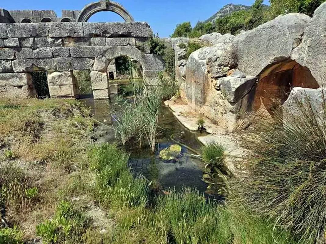 Geçmişten gelen şifa: Yıllarca saklı kalan termal tesis turizme açılıyor! Çöpten çıkan 1800 yıllık kutsal çeşme 12